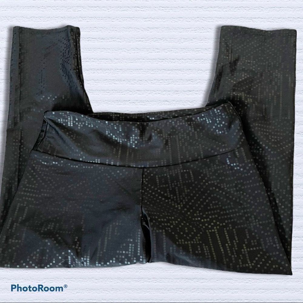 Onezie black crop med rise metallic print leggings